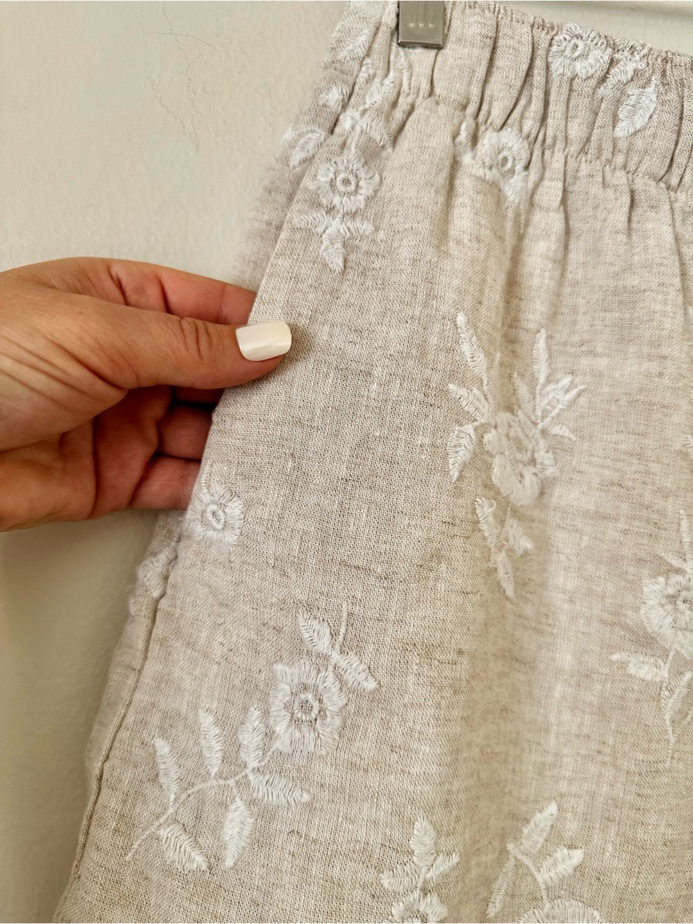 | abercrombie & fitch • taupe floral embroidered linen shorts • medium | - Picture 6 of 7